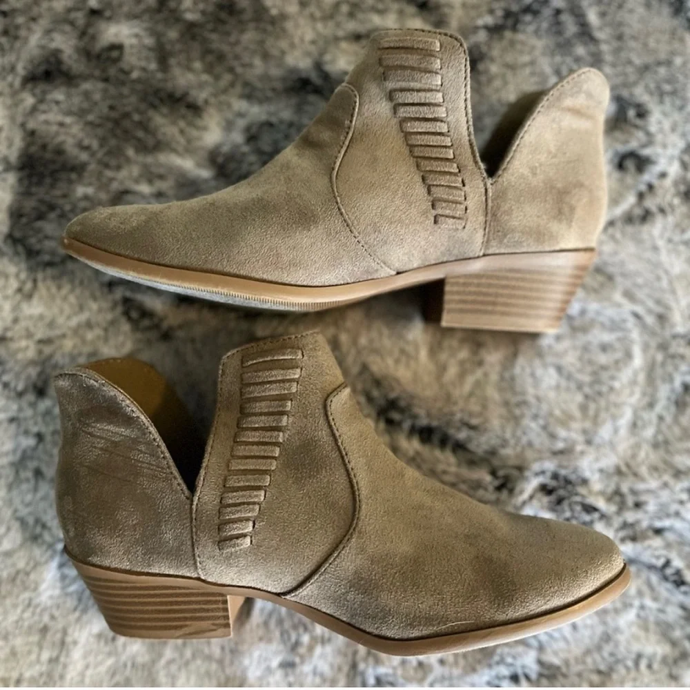 New Ankle Cut Boot Bootie by Soda Womens Size 8.5M Brown Faux Taupe Suede V Cut